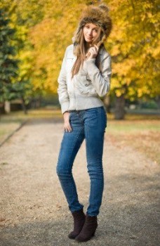 woman wearing jeans during fall