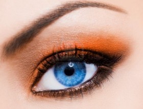 womans eye makeup