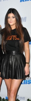 99451_Preppie_Kendall_Jenner_at_KIIS_FMs_Jingle_Ball_2012_17_122_509lo