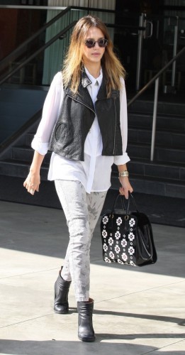 Jessica-Alba_bag-Prada-FW12_L.A._19.10.12-536x1024